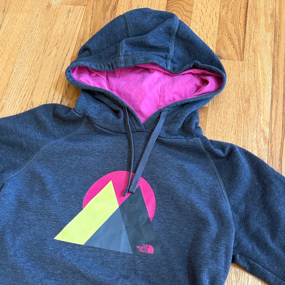 THE NORTH FACE Charcoal Hoodie with Graphic & Pink Interior, Size Medium Women